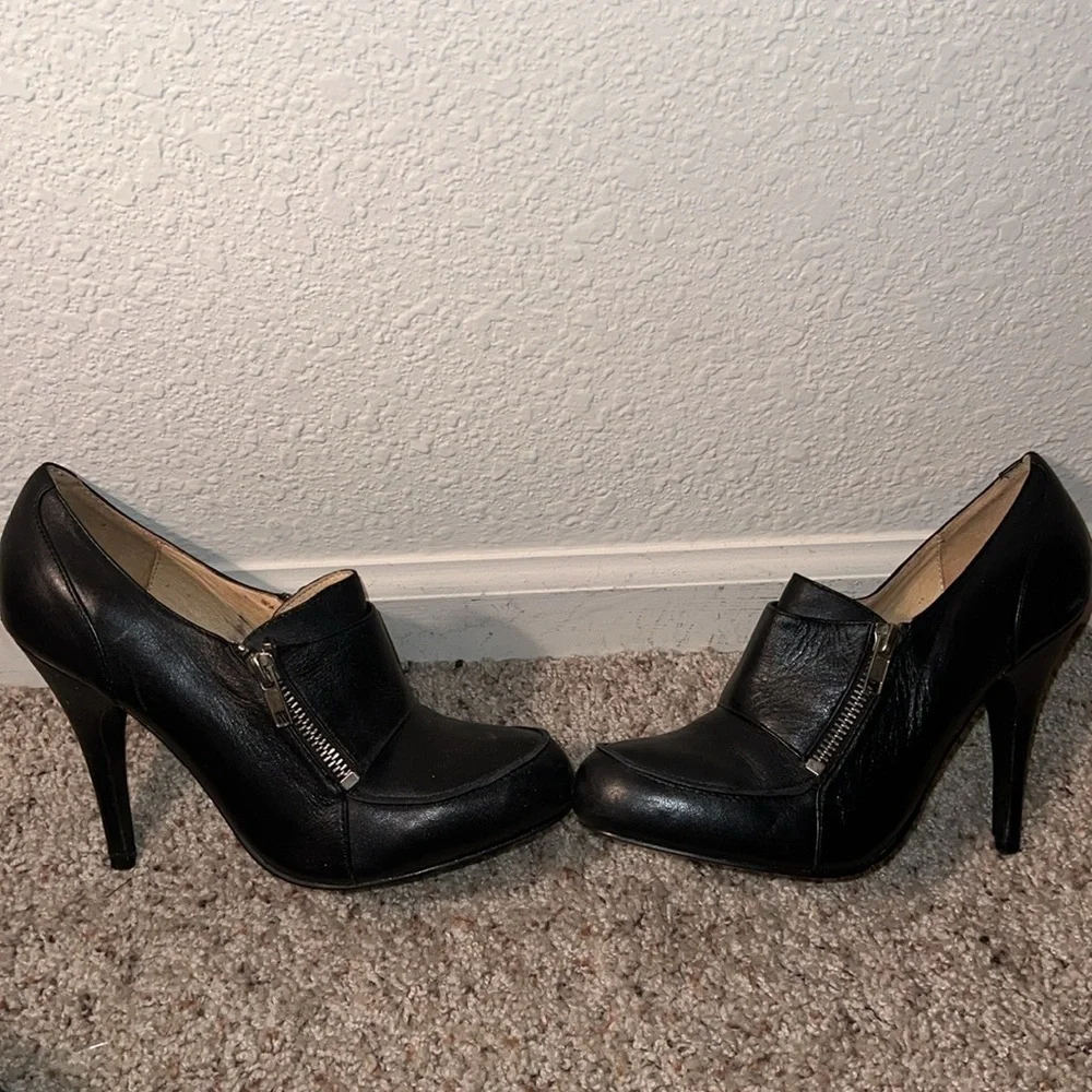 Two Lips Women’s Black Leather 2 Zip Closure 4” Heel Stilettos Size 7.5